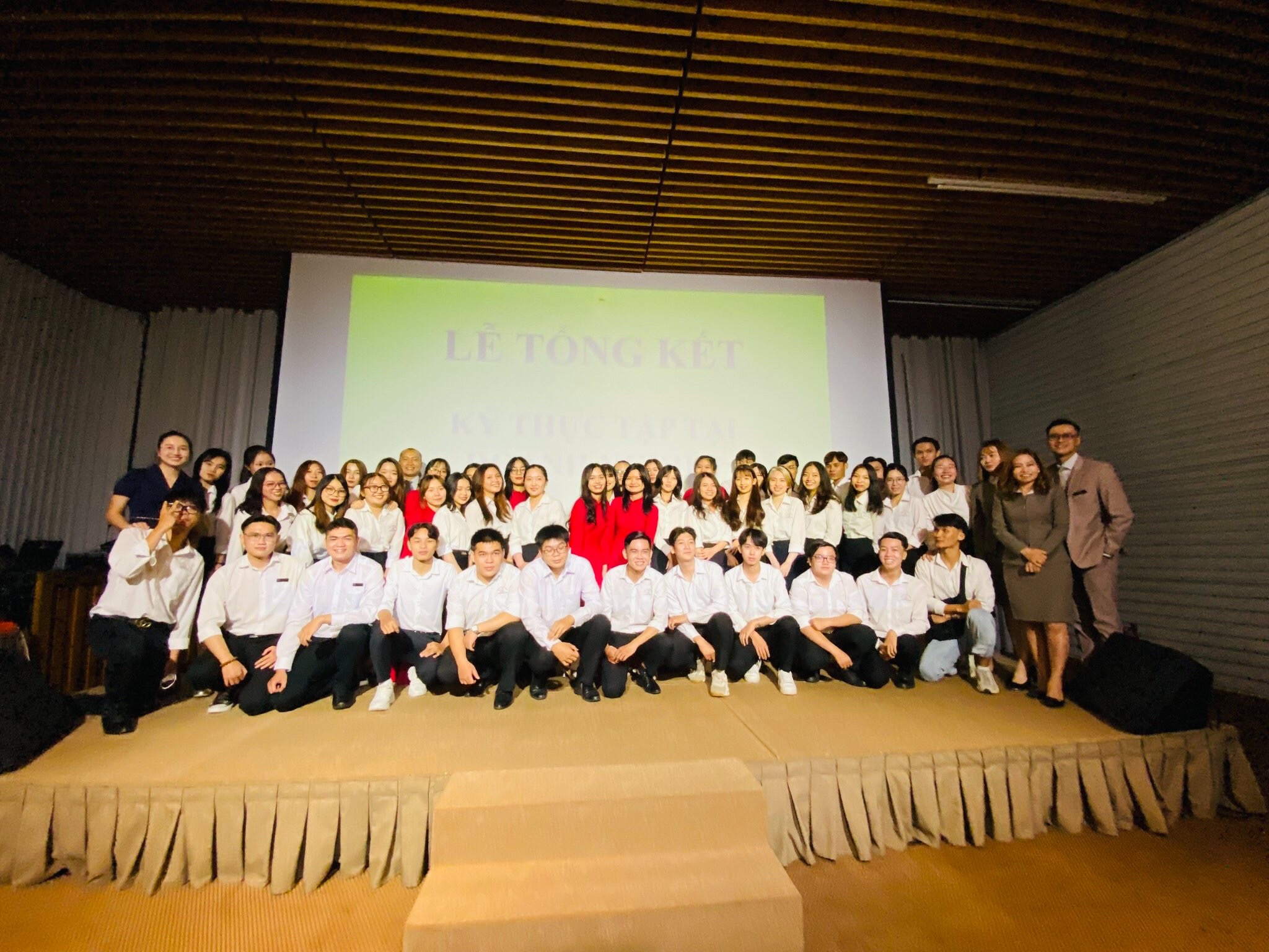 Công ty Cổ Phần InHoldings cùng với Khoa Du lịch và Việt Nam học (Trường Đại học Nguyễn Tất Thành) tổ chức Lễ tổng kết chương trình học kỳ doanh nghiệp của sinh viên ngành Quản trị Nhà hàng và Dịch vụ ăn uống.